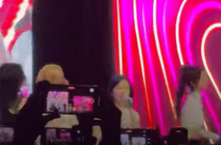 엔믹스가 27일 신한대학교 축제 무대에서 곡 ‘DICE’를 부르던 중 MR이 멈췄음에도 불구하고 춤과 노래를 이어가고 있다. 유튜브 캡처