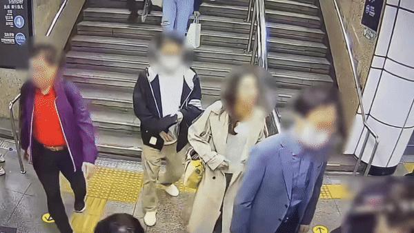 지난달 21일 서울지하철 1호선 서울역 승강장 환승계단에서 소매치기를 하는 A씨의 모습./영상=서울경찰청 지하철경찰대