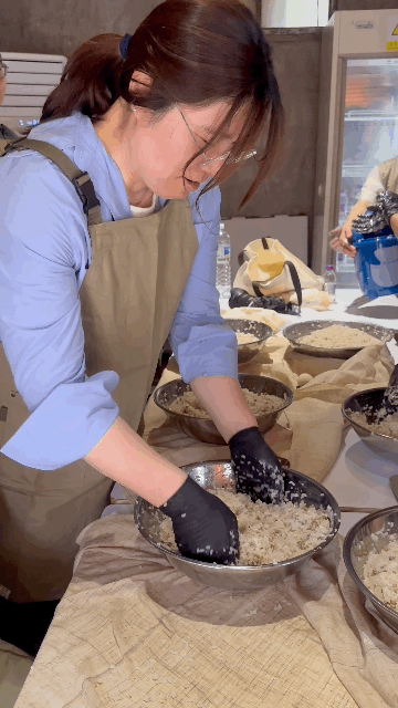 막걸리 빚기에 열중하는 장미란 문화체육관광부 제2치관ⓒ News1 윤슬빈 기자