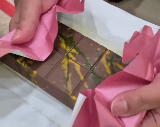 국내서 연일 화제를 모으고 있는 두바이 초콜릿. '픽스 디저트 쇼콜라티에' 브랜드의 피스타치오 초콜릿이다. 현재 국내에선 구할 수 없다. 현지 교민이 보내준 영상. /영상=독자 제공