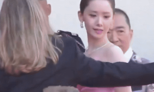 포즈 취하려는 윤아를 저지하는 경호. X 갈무리