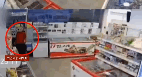 무인매장에서 비닐봉지와 아이스크림을 훔치는 손님의 모습. 〈영상=JTBC '사건반장'〉