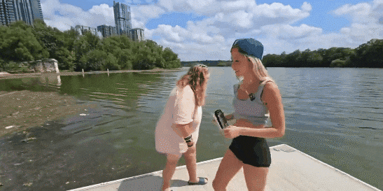 미국 유명 인플루언서인 나탈리 레이놀즈의 제안에 물에 뛰어드는 한 여성. /X(구 트위터)