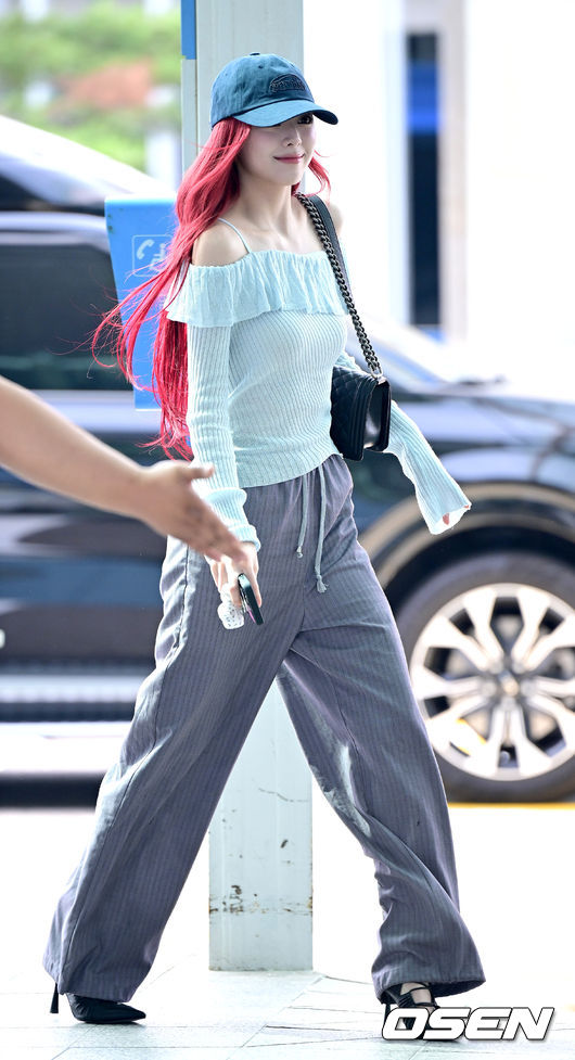 미소머금고 이미지
