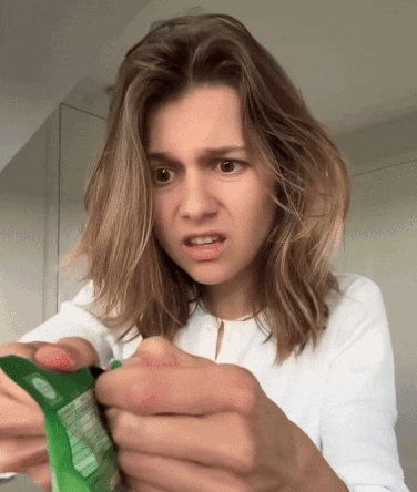 하리보를 뜯는 방법. 구멍에 나있는 작은 띠를 잡아당기면 된다./ 틱톡