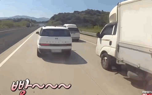 고속도로에서 자율주행모드를 켜놓고 잠이 든 운전자로 인해 위험한 상황이 발생할 뻔했다는 제보가 접수됐다. 9일 유튜브 채널 '한문철TV’에는 ‘차들이 쌩쌩 달리는 고속도로에서 자율주행모드로 두고 잠이 오나요?'라는 제목의 영상이 올라왔다. [사진출처=유튜브 채널 '한문철TV']