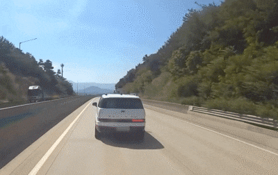 운전자가 잠든 채 자율주행모드로 주행 중인 흰색 차량이 아슬아슬하게 고속도로 1차로를 달리고 있다. /유튜브 '한문철 TV'