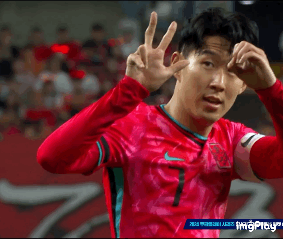 손흥민이 야유하는 중국 응원단을 향해 3대0으로 이기겠다는 제스쳐를 하고 있다./ 쿠팡플레이