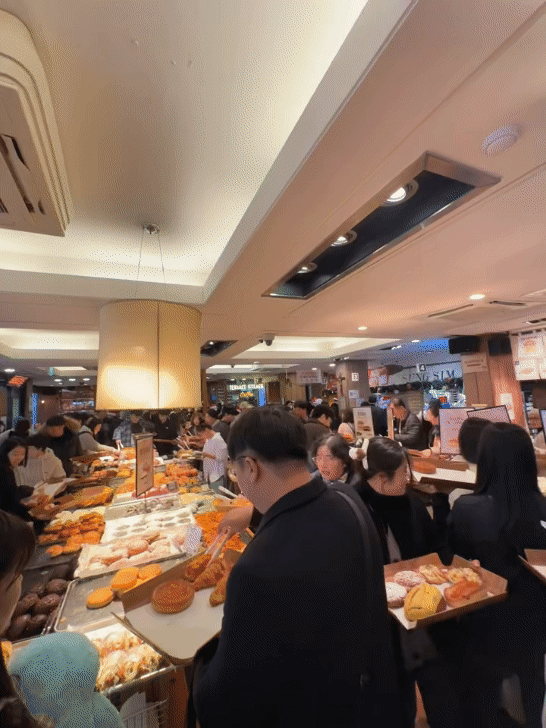 Sungsimdang is packed with people buying bread during the reporter's visit on Dec. 8. [SEO JI-EUN]