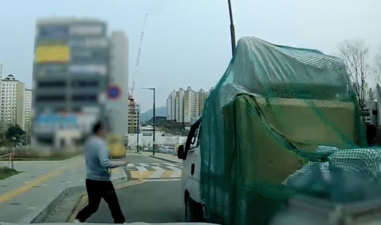 비탈길에서 미끄러져 내려가던 트럭 운전석 쪽으로 뛰어들어 사고를 예방한 이희성씨의 모습./영상 출처=경기남부경찰 유튜브