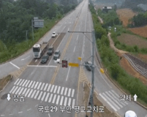 지진 발생 당시 국도 29 부안 평교교차로 촬영 영상. / 출처=온라인 커뮤니티
