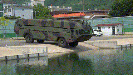 육군은 12일 자주도하장비 수룡 전력화행사를 하고 7기동군단에 첫 배치했다.[육군 제공]