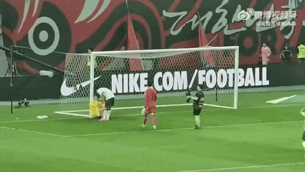 대한민국 축구 대표팀 주장 손흥민이 지난 11일 서울 상암월드컵경기장에서 열린 2026 국제축구연맹(FIFA) 북중미 월드컵 아시아 2차 예선 조별리그 C조 6차전 대한민국과 중국의 경기 후 울고 있는 중국 골키퍼 왕다레이를 안아주는 모습. /영상=웨이보