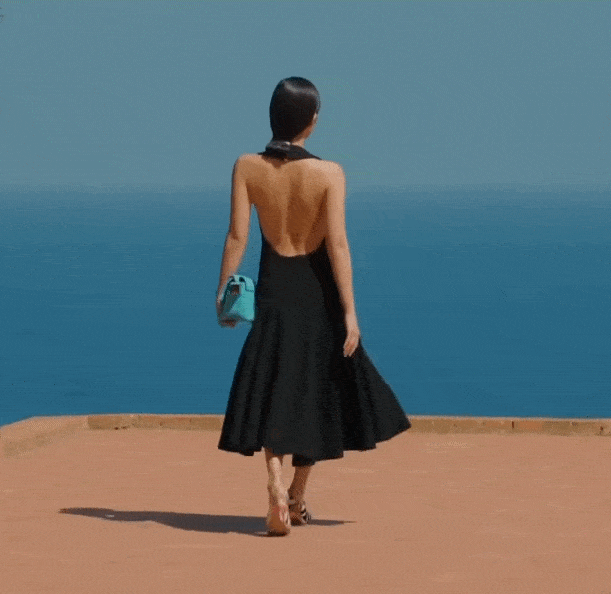 그룹 블랙핑크 제니가 지난 10일(현지시간) 이탈리아 카프리섬에서 열린 패션 브랜드 '자크뮈스'(Jacquemus) 2024 F/W 컬렉션 쇼에서 런웨이 모델로 데뷔했다. 쇼 중간에 마주친 절친한 모델 신현지와 손을 잡기도 했다. /영상=자크뮈스(Jacquemus)