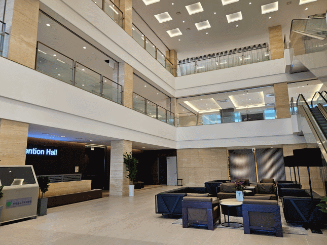 제주 헬스케어타운에 위치한 '우리들녹지국제병원' 내부 모습. 2017년 완공했으나 내국인 진료 금지 등의 문제로 사업이 중단되면서 개원하지 못했다./사진=채신화 기자