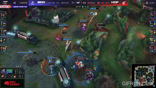 탱커 라인이 상대 스킬을 받아내는 사이, 최기명은 바텀에서 억제기까지 파괴하는 데 성공한다(이미지=LCK 공식 유튜브 발췌).