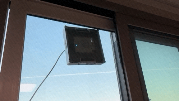 윈봇 W2 옴니는 사각형 모양의 물걸레로 창문의 모서리 부분까지 깨끗하게 청소해 준다. 2층의 창문 밖을 청소하고 있는 모습.(사진=지디넷코리아)