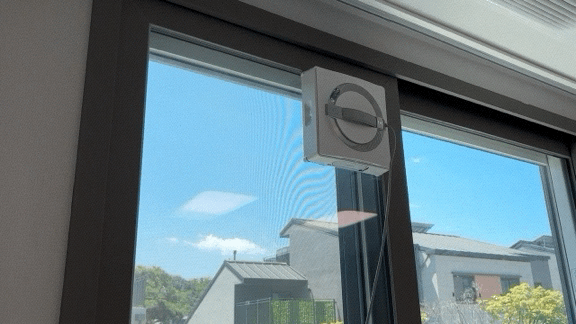 윈봇 W2 옴니는 사각형 모양의 물걸레로 창문의 모서리 부분까지 깨끗하게 청소해 준다. 창문 안을 청소하고 있는 모습.(사진=지디넷코리아)
