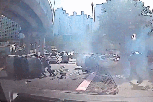 차량이 사고로 전복되자 시민들이 힘을 합쳐 구조에 나서는 모습 /영상=보배드림 캡처