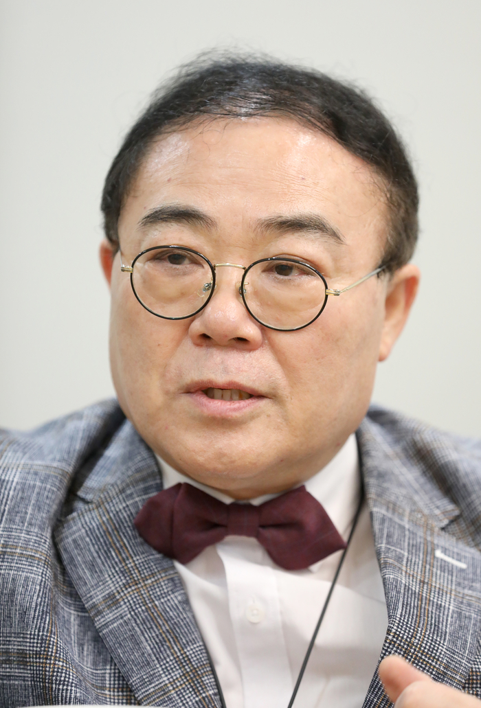 음악 평론가 임진모 임진모 음악에 관한 인터뷰 사진