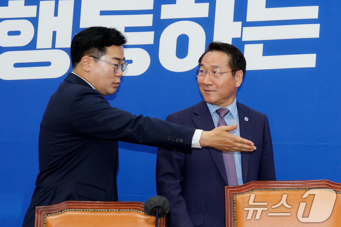 박찬대 원내대표 '자리로'