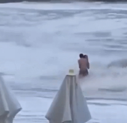 폭풍우에 떠내려가는 여성. @delpynews X(트위터) 캡처