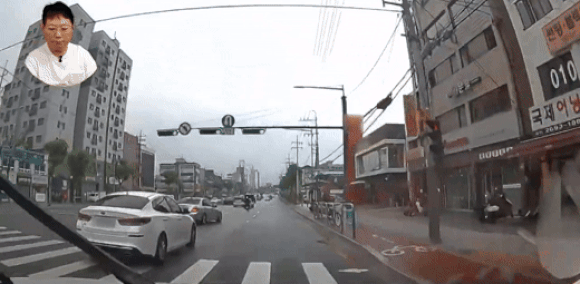 지난 8일 오전 11시께, 서울 남부순환로 일대에서 맥도날드 드라이브스루에 진입하려던 차량이 갑자기 차선을 넘어온 차량과 충돌했다. 영상은 지난 20일 유튜브 채널 '한문철TV'에 공개된 당시 상황. [영상=한문철TV]