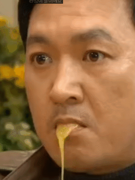 2012년 드라마 ‘사랑했나봐’에서는 입 안에 머금고 있던 주스를 흘리는 장면으로 화제가 되면서 이후 ‘주스 아저씨’라는 별명을 얻었다. [사진출처 = 유튜브]