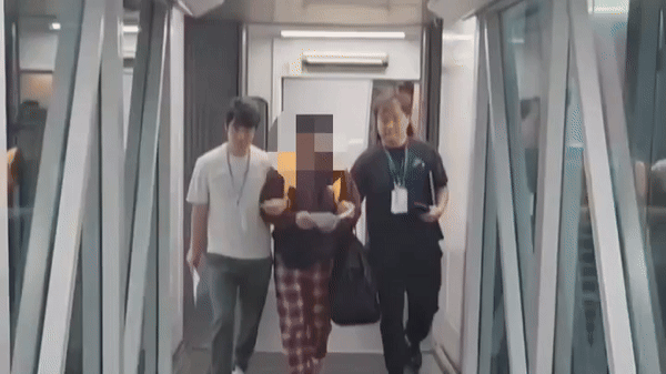 비행기에서 내리자마자 경찰에 붙잡힌 A씨 [중랑경찰서 제공]