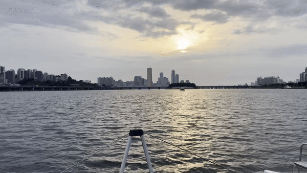 서울 서초구 반포동 한강 더리버에서 출발한 요트가 노들섬을 향해 이동하고 있다. 김남명 기자