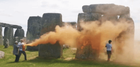 영국의 환경단체가 세계적 관광명소 스톤헨지에 주황색 물감을 분사해 논란이다. 사진=엑스 캡쳐