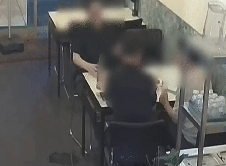 지난 7일 대구 중구 한 치킨집에서 구청 공무원이 매장 바닥에 맥주를 쏟고 있다./영상=자영업자 커뮤니티 '아프니까 사장이다'