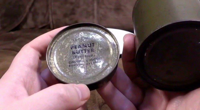 50년전에 만들어진 피넛버터 전투 식량을 개봉한 모습. [유튜브 캡처]