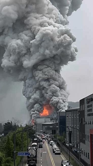 화성의 일차전지 공장 화재. 독자 제공