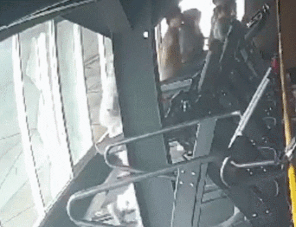 인도네시아의 한 체육관에서 러닝머신을 이용하던 한 여성이 등 뒤에 열려 있던 창문으로 떨어져 사망하는 사고가 발생했다. [영상 =X 캡처]