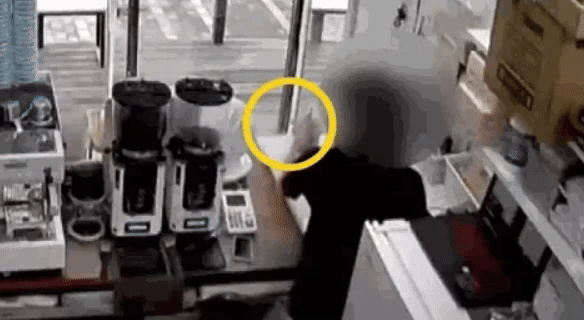 한 포장 전문 카페 사장이 손님의 무리한 요구와 리뷰로 인해 분개했다는 사연에 누리꾼이 반응하고 있다. 27일 JTBC 사건반장은 카페 사장 A씨가 최근 겪은 사연에 대해 보도했다. 사건은 지난 24일 오전 9시께 일어났다. [사진출처=JTBC '사건반장']