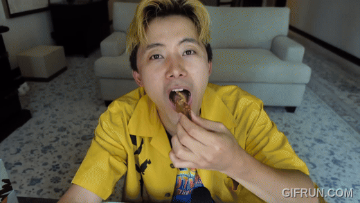 유튜버 허팝이 두바이에 직접 가서 두바이 초콜릿을 먹고 있다. [유튜브 캡쳐]