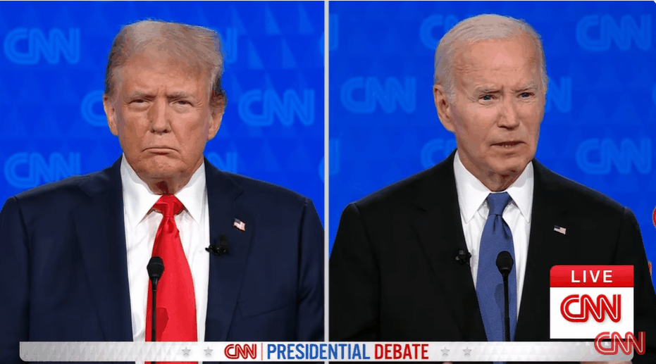 27일 미국 조지아주 애틀랜타 CNN 스튜디오에서 열린 미국 대통령 선거 토론회에서 조 바이든(오른쪽) 대통령이 하려는 말이 생각나지 않아 말을 멈추자 도널드 트럼프 전 대통령이 쳐다보는 모습. /CNN