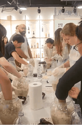 종로구 북촌로에 위치한 전통주갤러리에서 외국인들이 전통주 빚기 체험을 하고 있다.