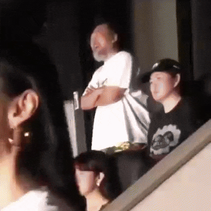 그룹 뉴진스의 일본 도쿄돔 팬미팅 공연에서 춤을 추며 흥겨워하는 일본 팝 아트 아티스트 무라카미 다카시의 모습. /사진=엑스(X·구 트위터)