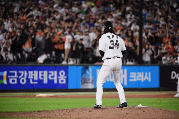 이제는 트레이드 마크가 된 투구 전 '잔발' 워밍업.