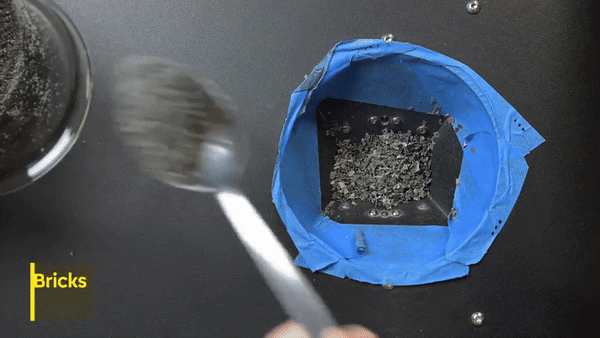 ESA 연구진이 45억년 된 운석에서 나온 레골리스를 사용해 3D프린터로 벽돌을 만드는 모습 (영상=ESA)