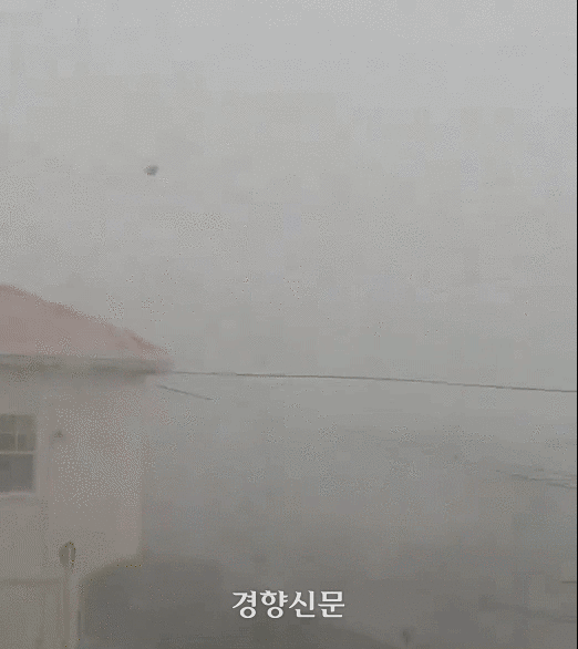 지난 1일(현지시간) 그레나다섬 캐리아코우에 불어닥친 허리케인 베릴. 엑스 갈무리