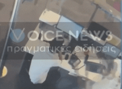 지난달 28일(현지시각) 그리스 레페테리스 아브게나키스 의원이 공항에 늦게 도착해 비행기 탑승이 거부되자 직원을 폭행하고, 전화기를 빼앗고 있다. /Voice News