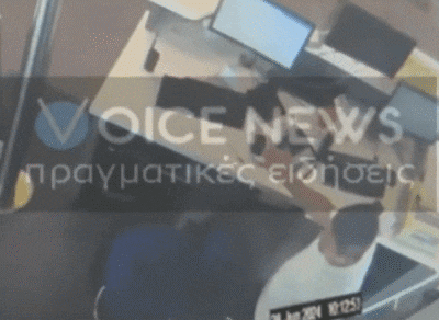 지난달 28일(현지시각) 그리스 레페테리스 아브게나키스 의원이 공항 사무실에서 팔을 휘두르며 소리치고 있다. /Voice News