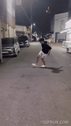 이효철 군이 슬릭백 춤을 추고 있다. [유튜브 캡쳐[