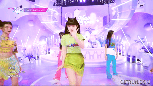 뉴진스 멤버 해린이 크록스를 신고 무대에서 춤을 추고 있다. [유튜브 캡쳐]