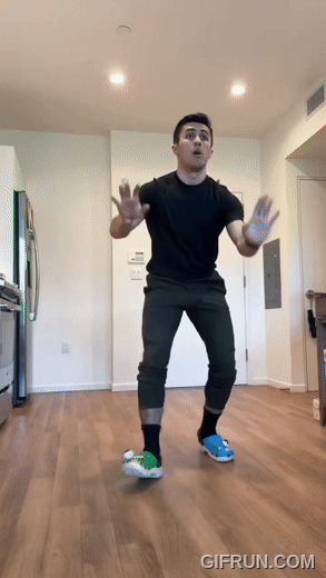 인플루언서 겸 배우 크리스 올센(Chris Olsen)이 프링글스와 협업한 크록스 제품을 신고 춤을 추고 있다. [유튜브 캡쳐]