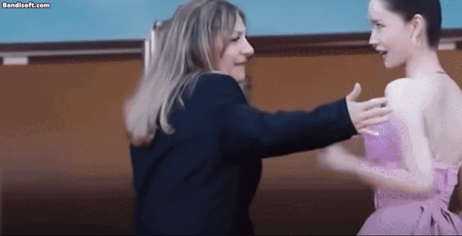 지난 5월 19일 칸 국제영화제서 과도한 경호원의 대응에 당황한 배우 윤아 [영상 출처 = 연합뉴스]