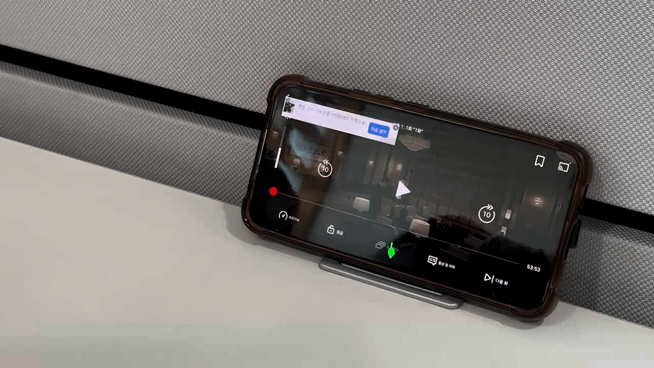 스페이셜 터치를 이용해 넷플릭스 앱을 조작하고 있다. [이영기 기자/20ki@]